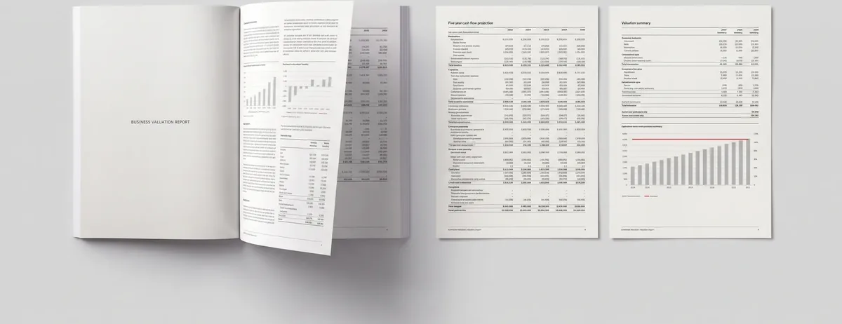 Wydrukowany raport z wyceny firmy z tabelami wyników i analizą wrażliwości